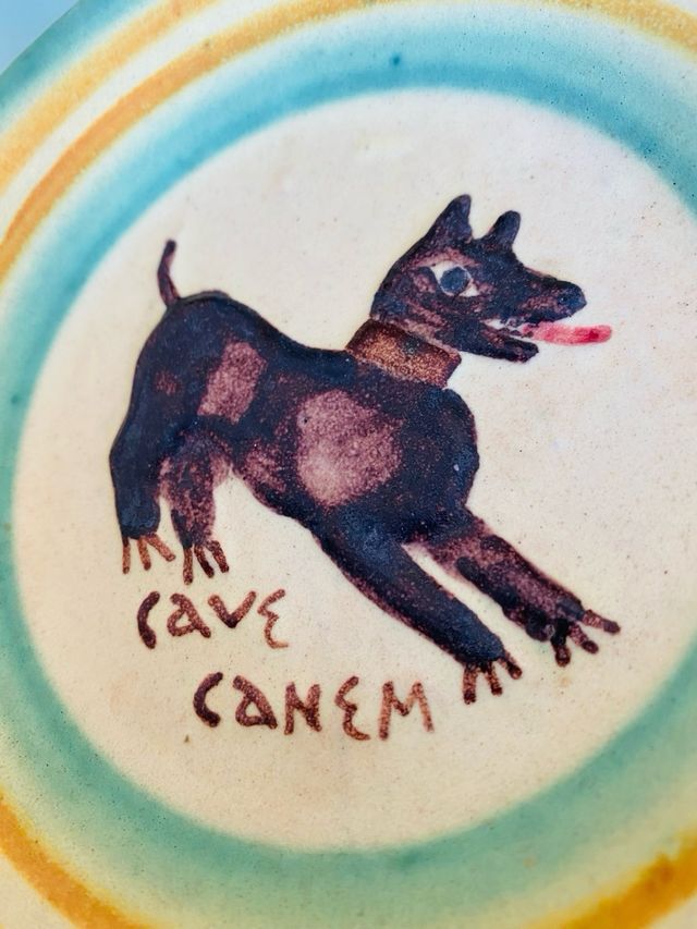 PLATO DECORATIVO ANTIGUO ARTESANAL CAVE CANEM