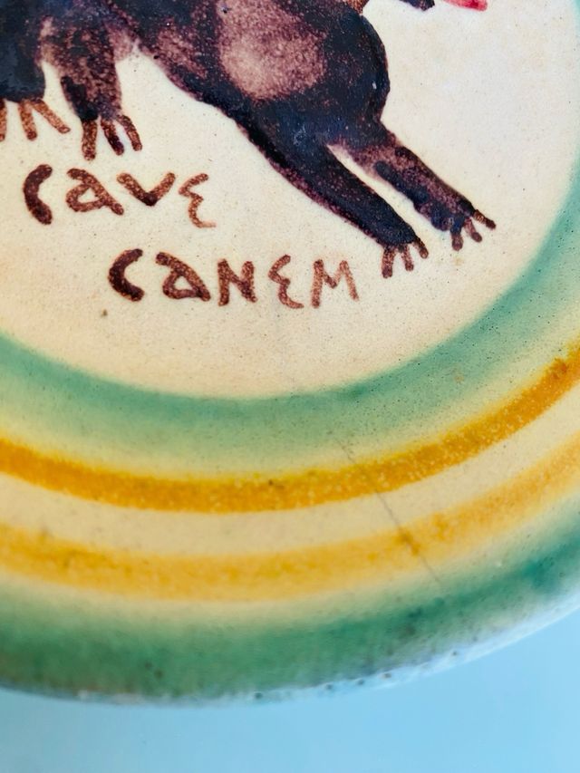 PLATO DECORATIVO ANTIGUO ARTESANAL CAVE CANEM