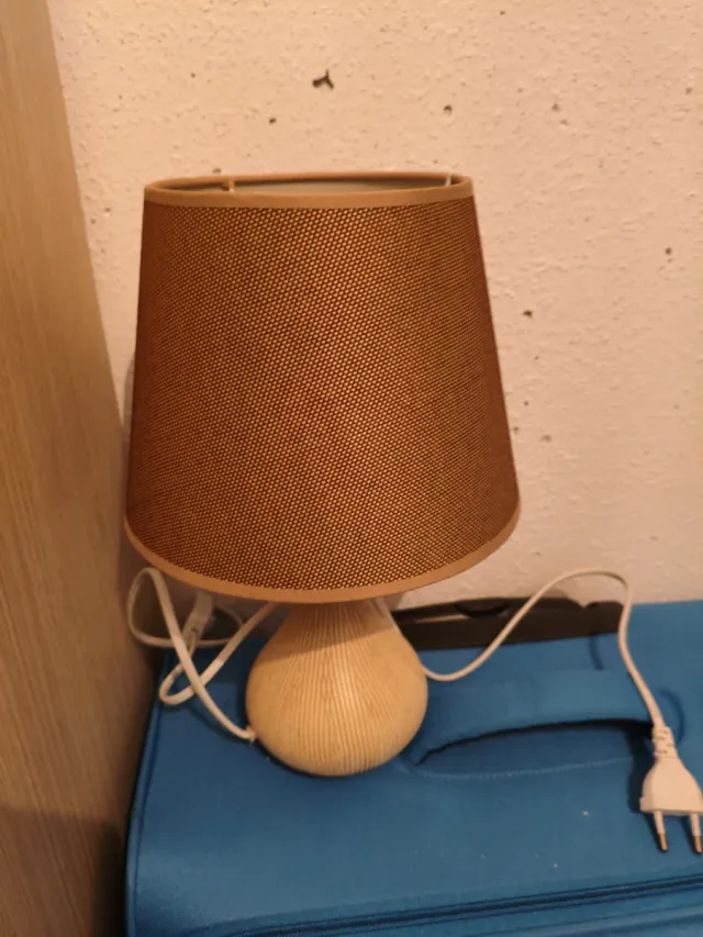 Lámpara de mesa madera y tela