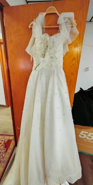 Vestido de fiesta blanco y dorado