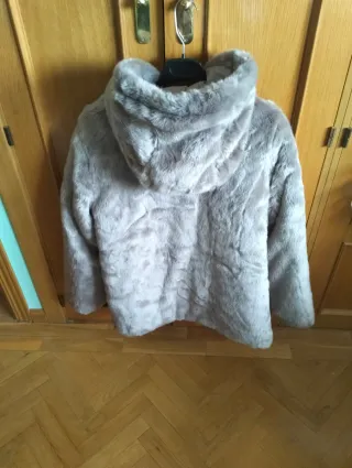 Chaquetón beige con capucha y pelo