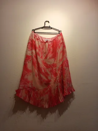 Falda rosa con estampado abstracto.