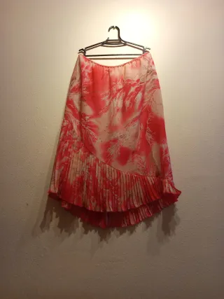 Falda rosa con estampado abstracto.