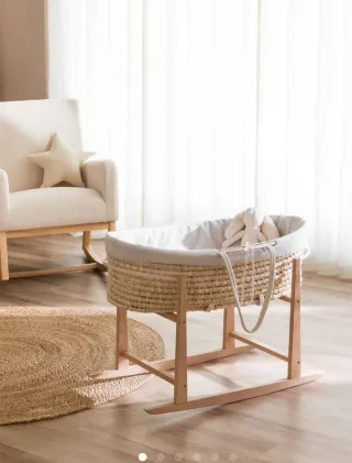Moisés de madera con mecedora