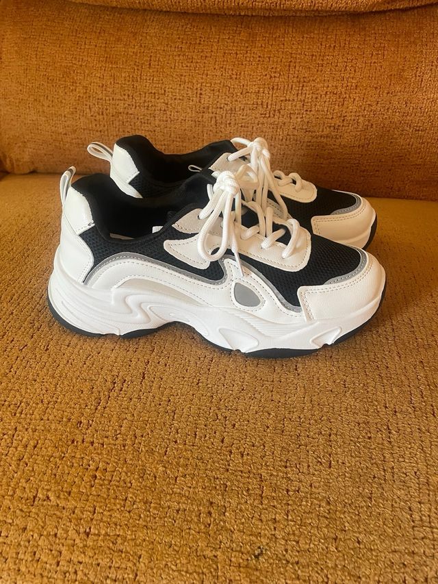 Zapatillas deportivas negras y blancas sin estrena