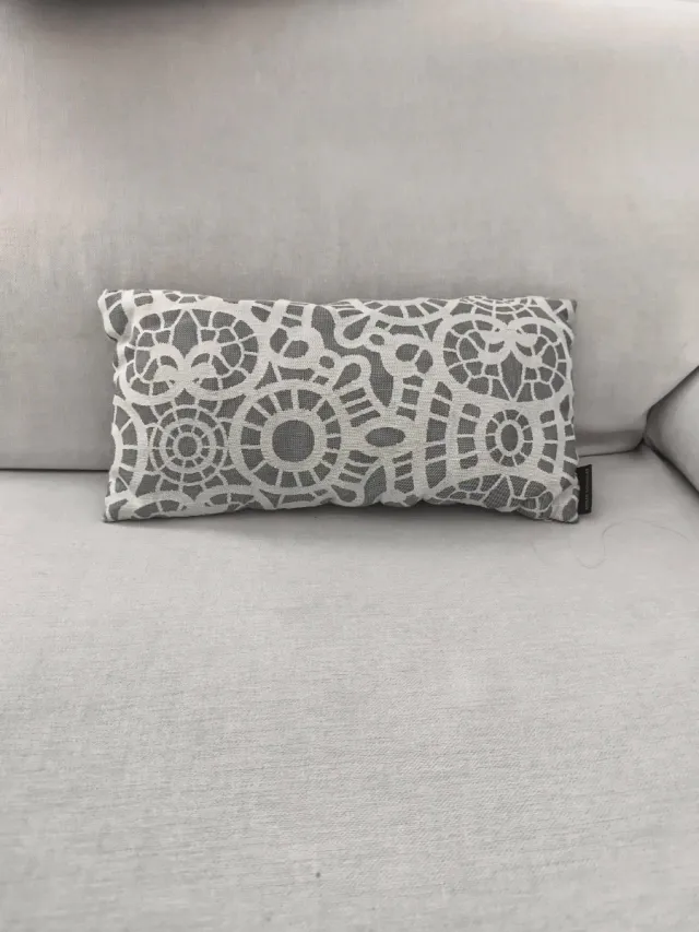 Cojín decorativo gris y blanco