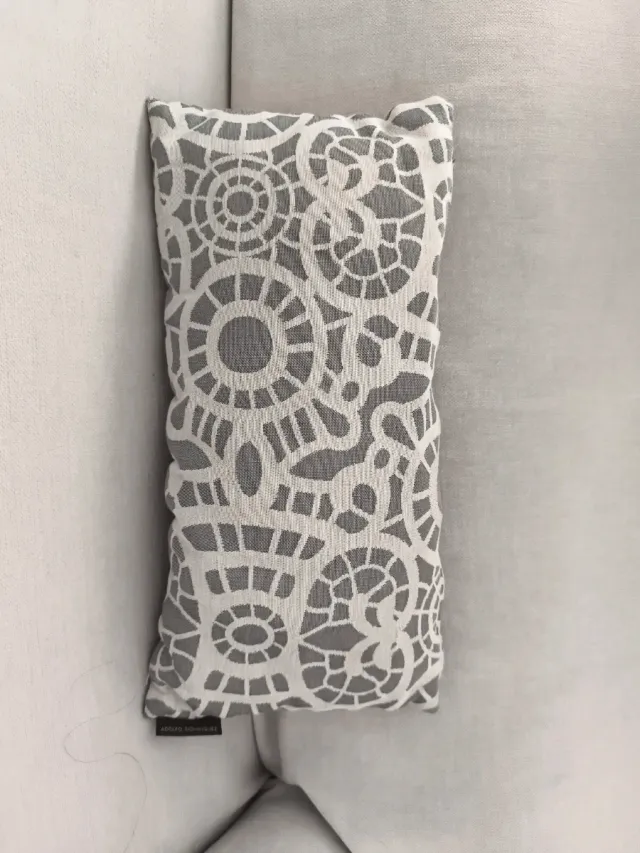 Cojín decorativo gris y blanco