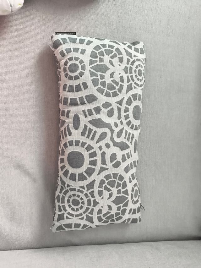 Cojín decorativo gris y blanco