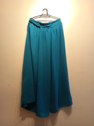 Falda larga azul.