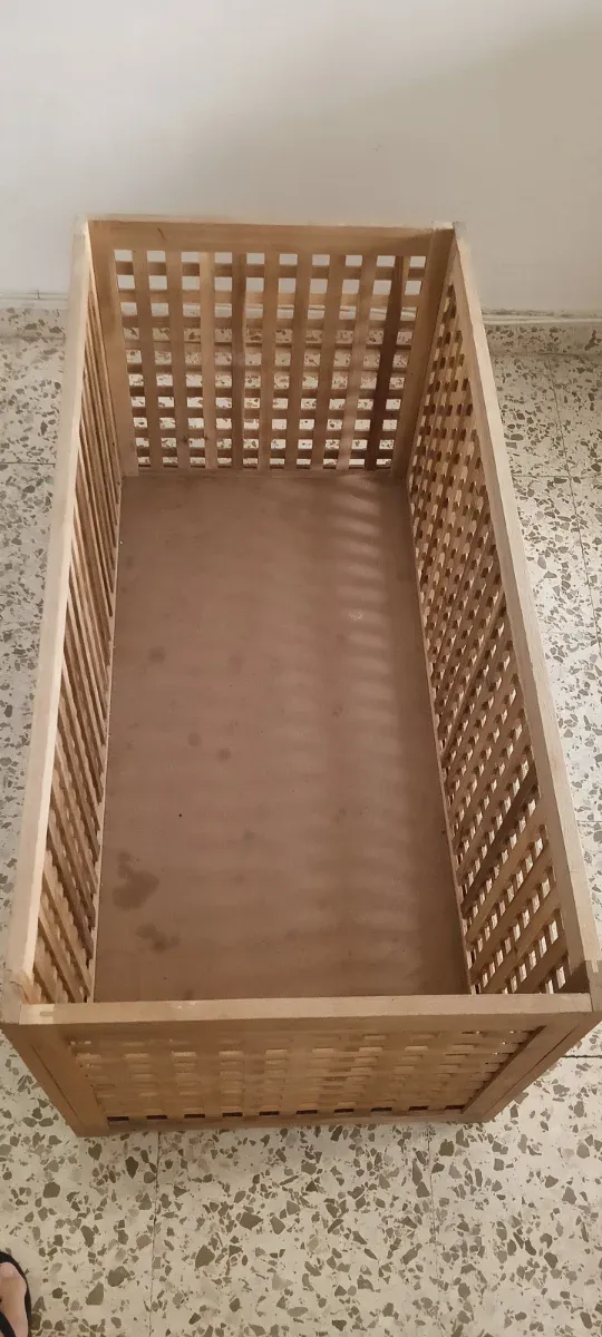 Baúl de madera abierto para almacenaje