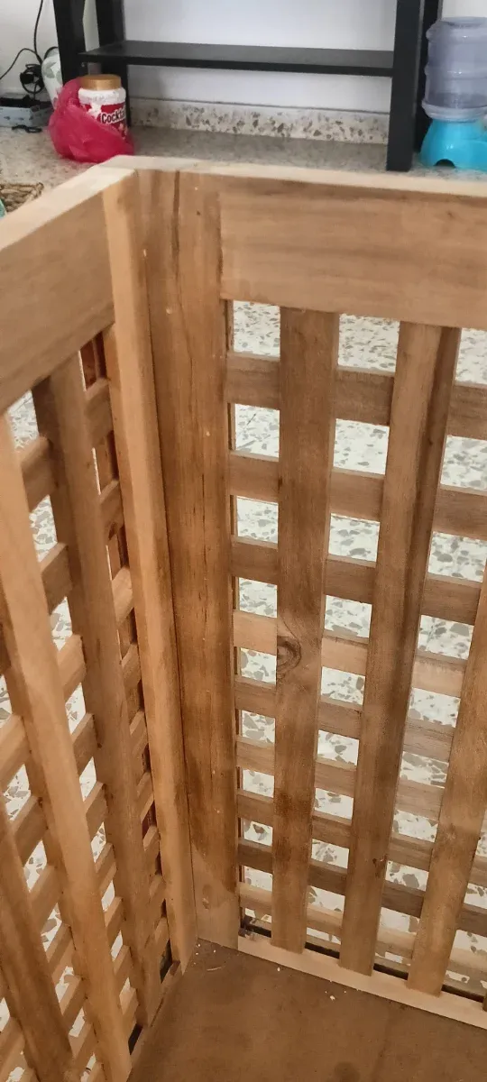 Baúl de madera abierto para almacenaje