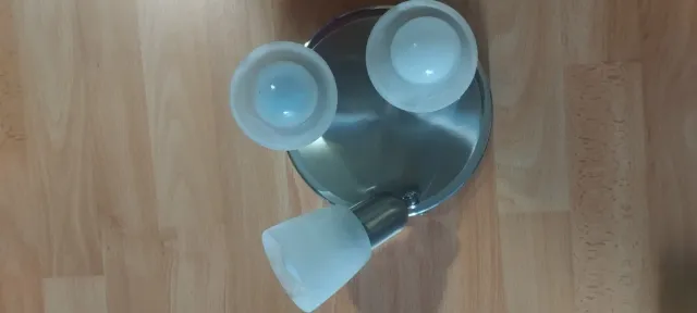 Plafón de luz plateado y blanco