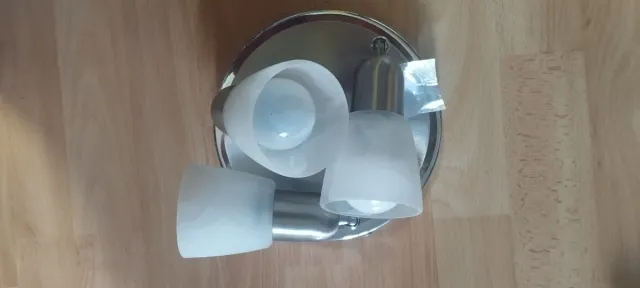 Plafón de luz plateado y blanco