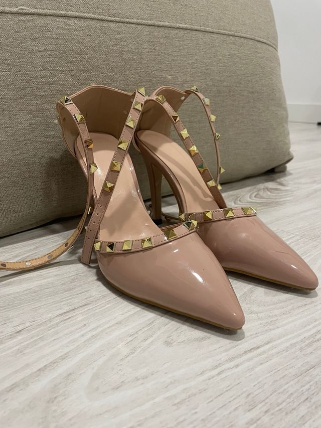 Tacones crema con tachuelas doradas