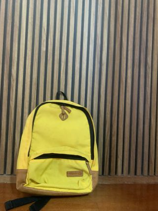 Mochila amarilla y marrón
