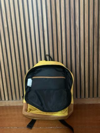 Mochila amarilla y marrón