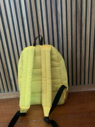 Mochila amarilla y marrón