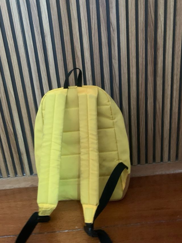 Mochila amarilla y marrón