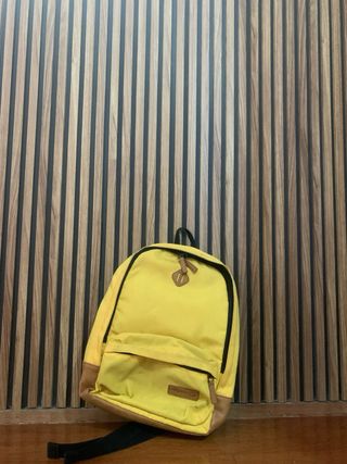 Mochila amarilla y marrón