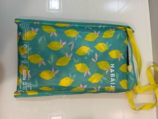 Piscina con bolsa de playa Nabaiji con limones