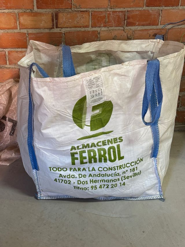 Saco de construcción y leña