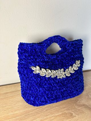 Pochette blu con decorazioni brillanti