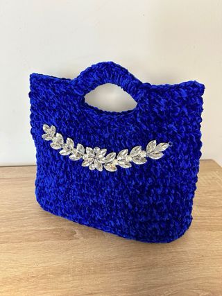 Pochette blu con decorazioni brillanti