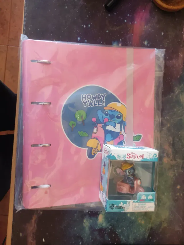 Pack archivador y moto de juguete Stitch
