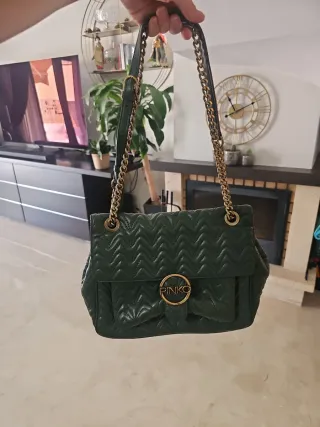 Bolso Pinko verde con cadena dorada