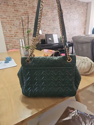 Bolso Pinko verde con cadena dorada