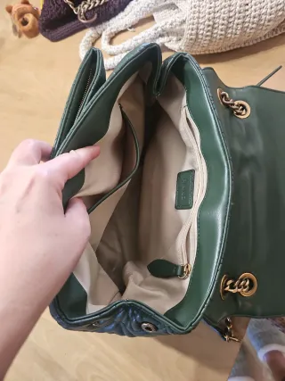 Bolso Pinko verde con cadena dorada