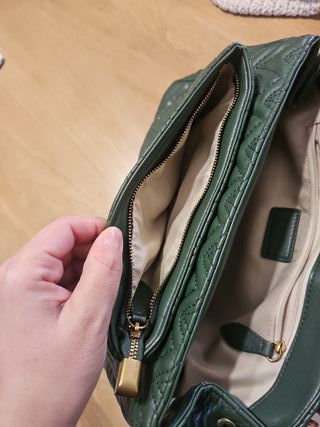 Bolso Pinko verde con cadena dorada