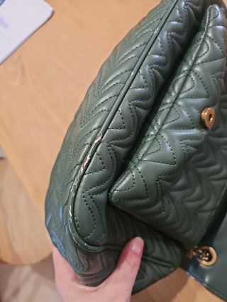 Bolso Pinko verde con cadena dorada