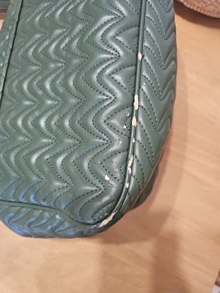 Bolso Pinko verde con cadena dorada