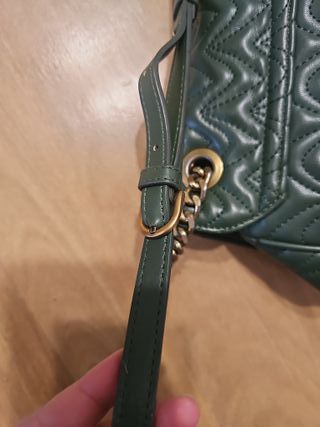 Bolso Pinko verde con cadena dorada