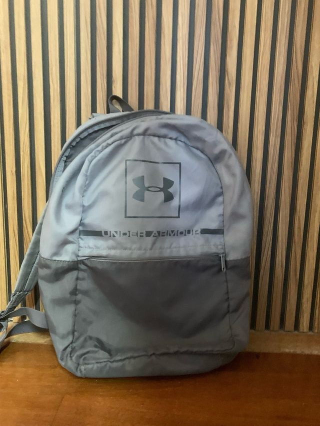 Mochila Under Armour Gris