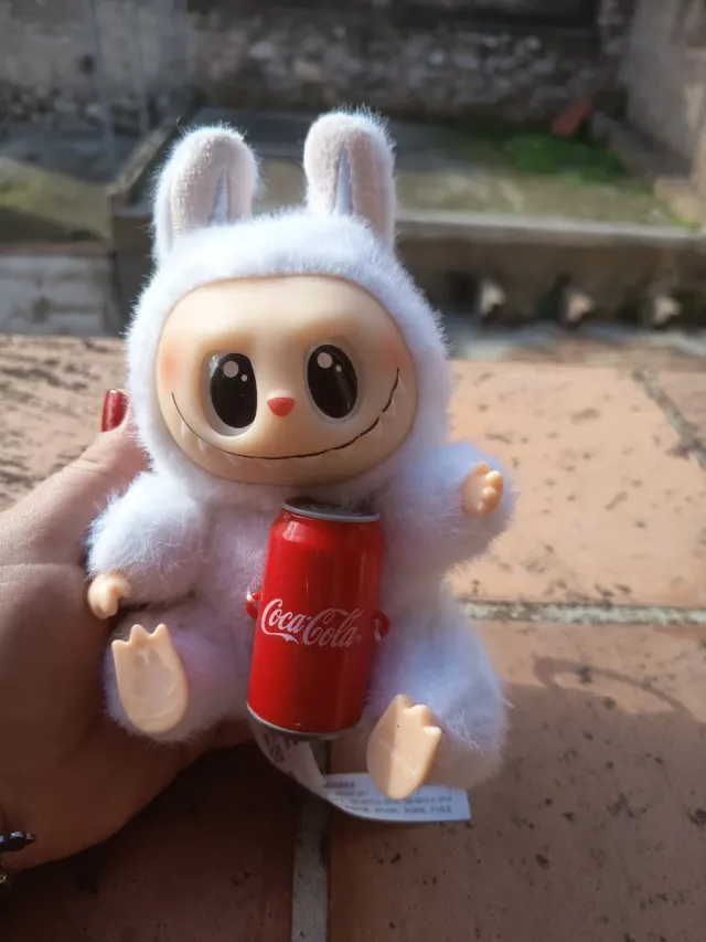 Muñeco peluche la bubu blanco Coca-Cola