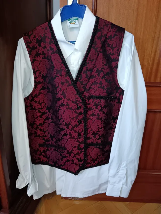 Chaleco Baturro. Granate/negro.