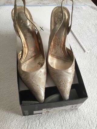 Zapatos de fiesta beige y dorados talla 38