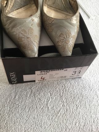 Zapatos de fiesta beige y dorados talla 38