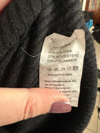 Maglione nero collo alto