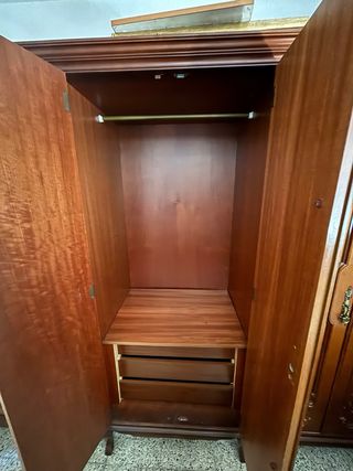 Armadio e cassettiera in legno a 6 ante