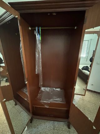 Armadio e cassettiera in legno a 6 ante