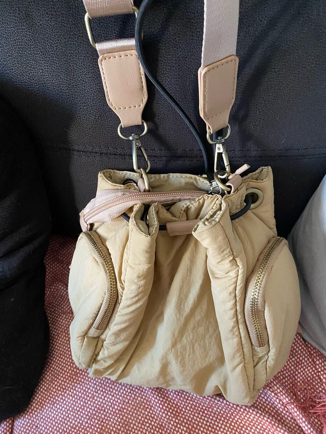 Bolso bombonera beige con detalles dorados