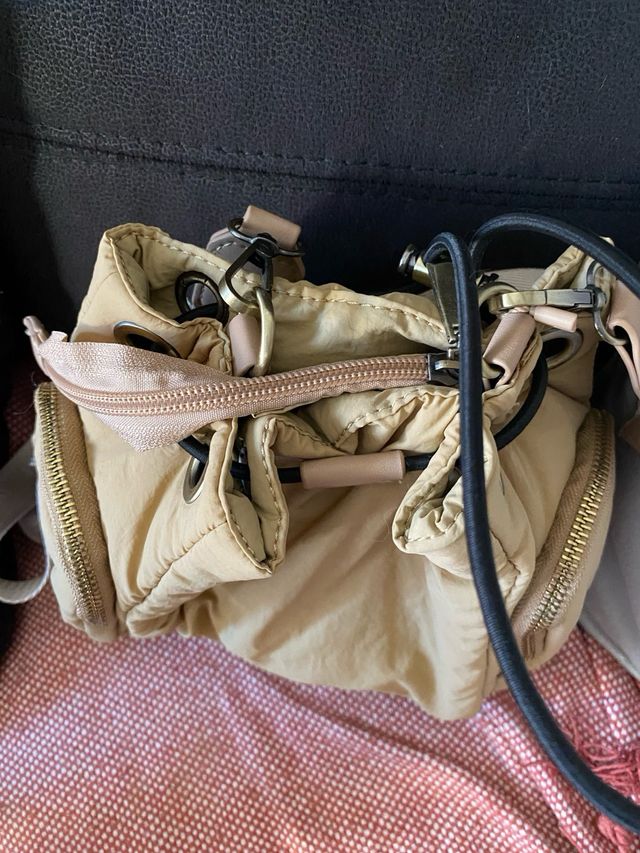 Bolso bombonera beige con detalles dorados