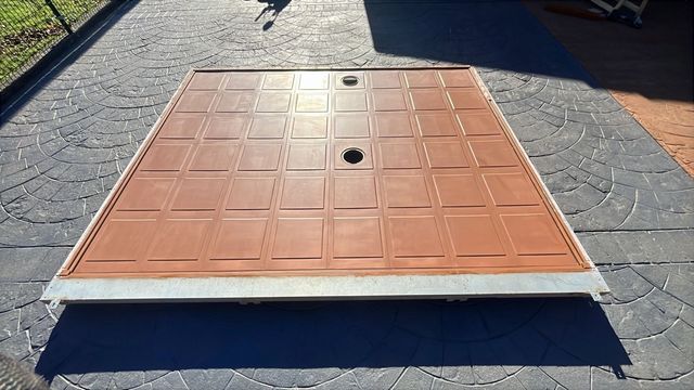 Puerta de garaje de chapa marrón