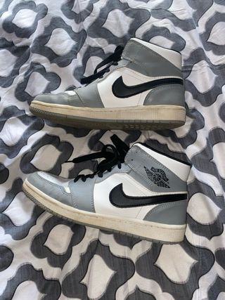 Zapatillas Air Jordan Grises y Blancas