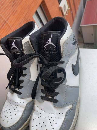 Zapatillas Air Jordan Grises y Blancas