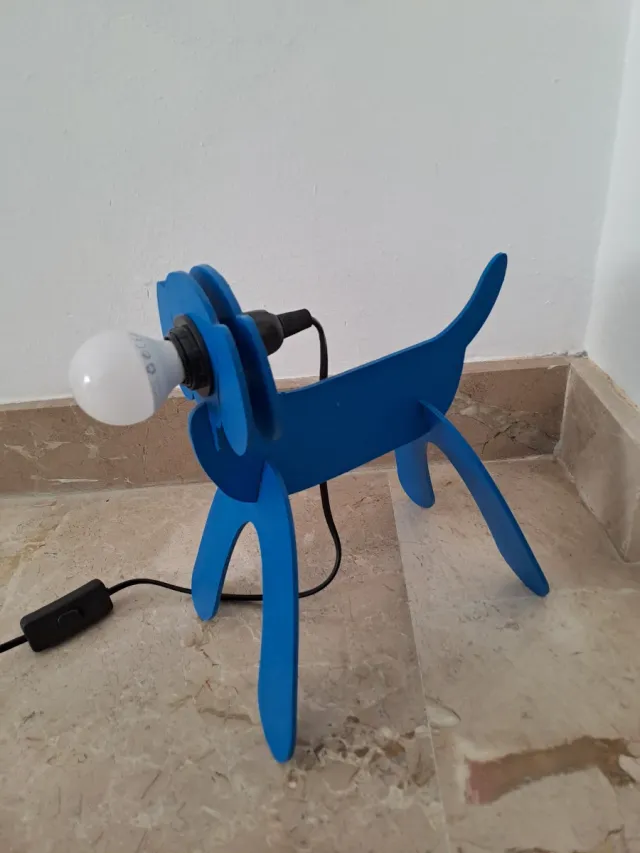 Lámpara infantil de madera con forma de perro