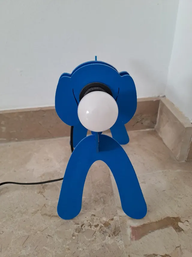 Lámpara infantil de madera con forma de perro